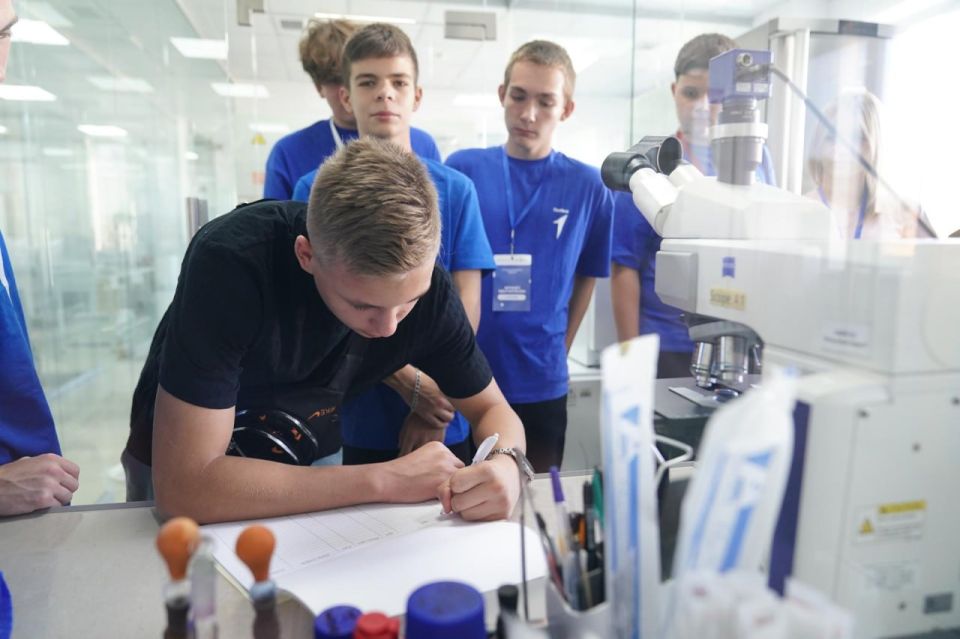 Школьники и педагоги-наставники из ДНР прибыли в Кузбасс Школьники и педагоги-наставники из ДНР прибыли в Кузбасс