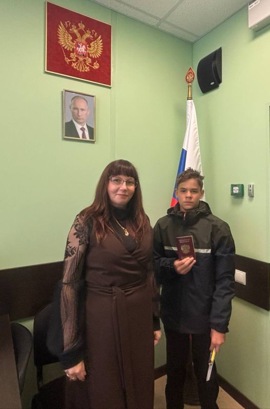 Юные жители Мангушского округа получили паспорта Российской Федерации Юные жители Мангушского округа получили паспорта Российской Федерации