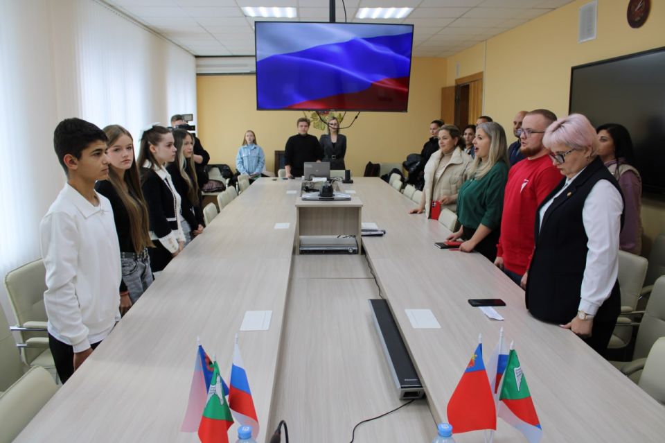 Иван Приходько: В администрации городского округа Горловка вручили паспорта юным горловчанам в преддверии Дня воссоединения Донбасса с Россией Иван Приходько: В администрации городского округа Горловка вручили паспорта юным горловчанам в преддверии Дня воссоединения Донбасса с Россией
