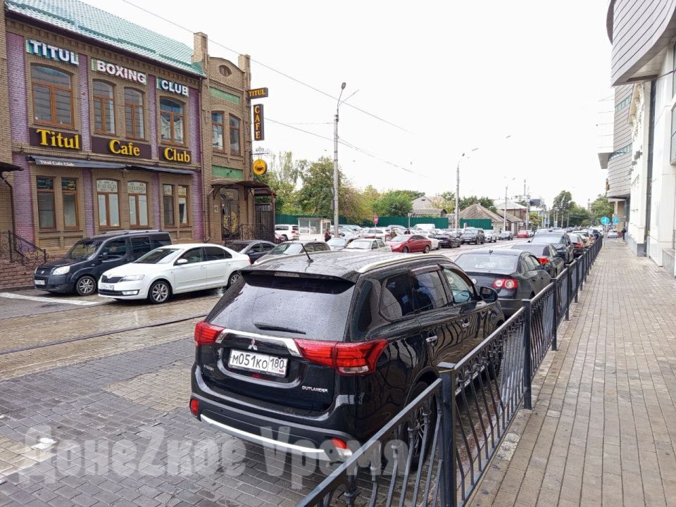 Стоянка и остановка запрещены? Автомобили на Садовом и Постышева припаркованы прямо под знаками Стоянка и остановка запрещены? Автомобили на Садовом и Постышева припаркованы прямо под знаками