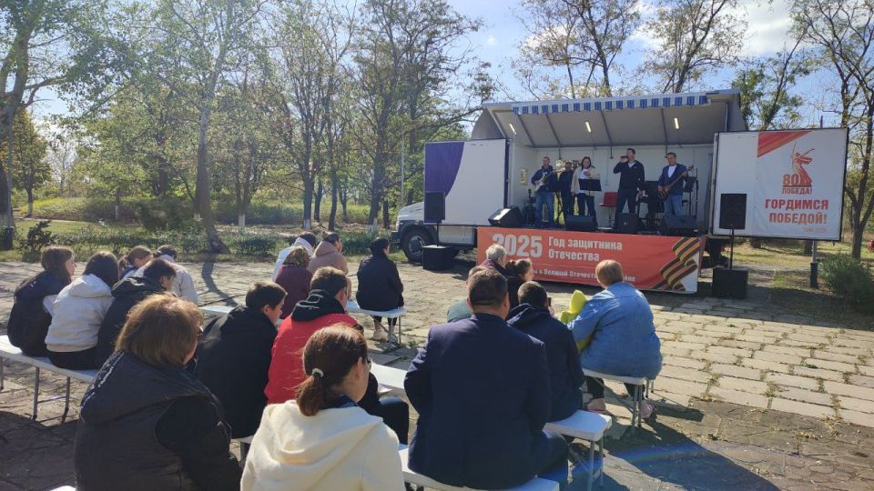 Патриотический концерт ВИА "УЛЕЙ" прошёл в селе Тополинное Патриотический концерт ВИА "УЛЕЙ" прошёл в селе Тополинное