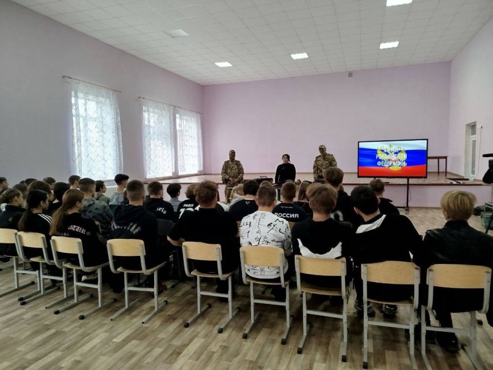 Денис Зубов: СВОим примером!. Сегодня, 29 сентября, в ГБОУ "СШ №13" состоялась встреча администрации городского округа Иловайск, совместно с военнослужащими Росгвардии с учащимися старших классов Денис Зубов: СВОим примером!. Сегодня, 29 сентября, в ГБОУ "СШ №13" состоялась встреча администрации городского округа Иловайск, совместно с военнослужащими Росгвардии с учащимися старших классов