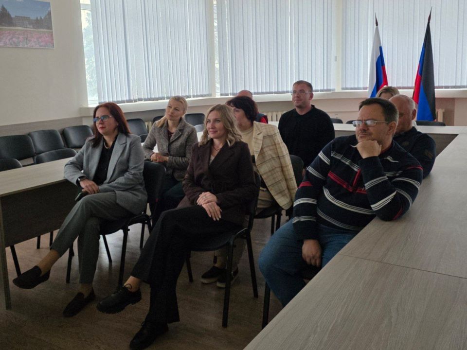 Татьяна Копылова: Сегодня, 29 сентября, в Управе Ворошиловского внутригородского района состоялся показ патриотического фильма, приуроченный ко Дню воссоединения Донецкой Народной Республики с Российской Федерацией Татьяна Копылова: Сегодня, 29 сентября, в Управе Ворошиловского внутригородского района состоялся показ патриотического фильма, приуроченный ко Дню воссоединения Донецкой Народной Республики с Российской Федерацией
