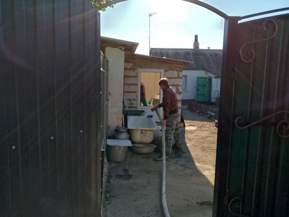 Для обеспечения водой жителей района Управой Кировского внутригородского района при поддержке региона-шефа Московская область ежедневно осуществляется подвоз воды для жителей домов, в которые в установленный графиком день не... Для обеспечения водой жителей района Управой Кировского внутригородского района при поддержке региона-шефа Московская область ежедневно осуществляется подвоз воды для жителей домов, в которые в установленный графиком день не...