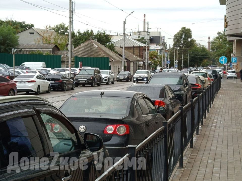 Стоянка и остановка запрещены? Автомобили на Садовом и Постышева припаркованы прямо под знаками Стоянка и остановка запрещены? Автомобили на Садовом и Постышева припаркованы прямо под знаками