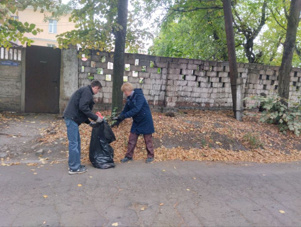 Сегодня, 29 сентября, с целью приведения территории в надлежащее санитарное состояние силами МУП АГМ «Коммунальник-15» проведены работы по сбору видимого мусора на прилегающей территории к зданию Управы Кировского... Сегодня, 29 сентября, с целью приведения территории в надлежащее санитарное состояние силами МУП АГМ «Коммунальник-15» проведены работы по сбору видимого мусора на прилегающей территории к зданию Управы Кировского...