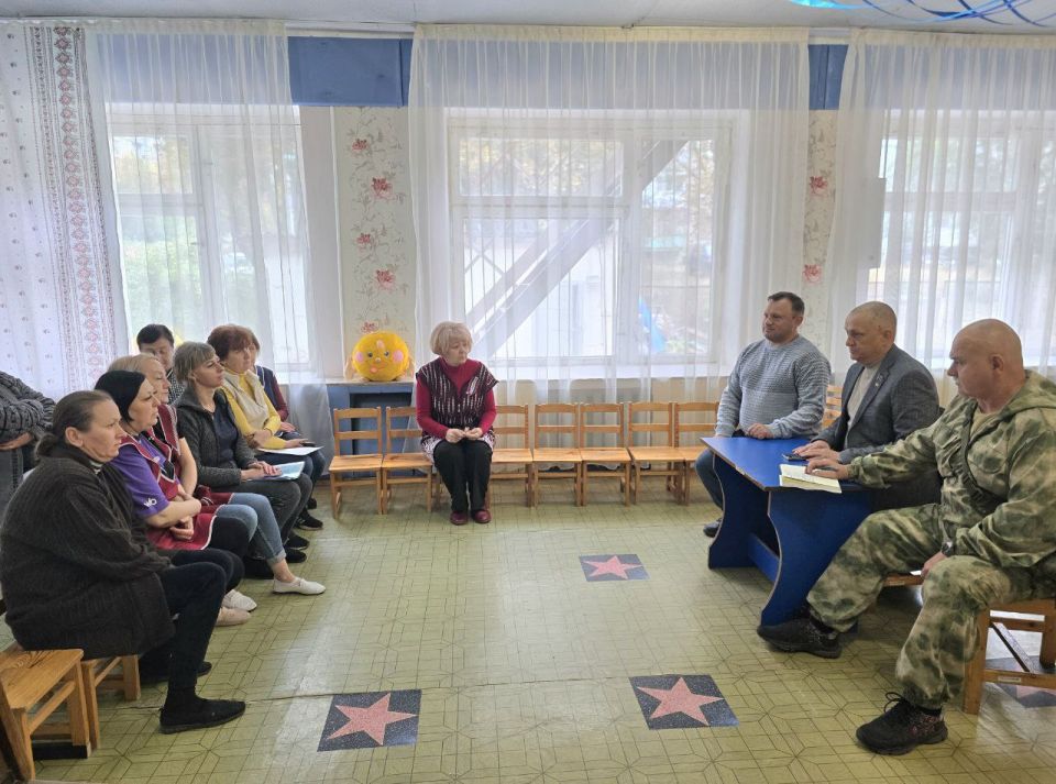 Дмитрий Огилец: По поручению Главы Донецкой Народной Республики вместе со своими золотыми помощниками и начальником управления образования администрации города Харцызска Осиповым Николаем Сергеевичем провели встречу с... Дмитрий Огилец: По поручению Главы Донецкой Народной Республики вместе со своими золотыми помощниками и начальником управления образования администрации города Харцызска Осиповым Николаем Сергеевичем провели встречу с...