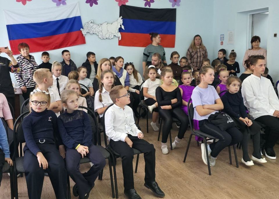 Иван Адамец: В преддверии Дня воссоединения Донецкой Народной Республики с Россией в Центре детского и юношеского творчества Куйбышевского района состоялось тематическое мероприятие «Россия начинается с меня» Иван Адамец: В преддверии Дня воссоединения Донецкой Народной Республики с Россией в Центре детского и юношеского творчества Куйбышевского района состоялось тематическое мероприятие «Россия начинается с меня»