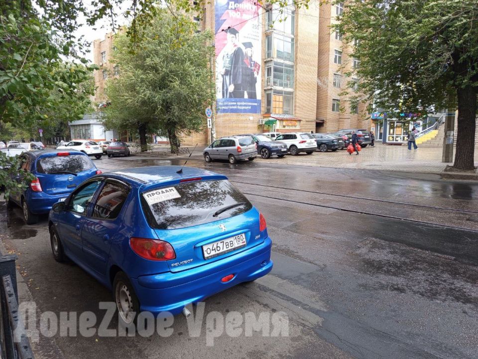 Стоянка и остановка запрещены? Автомобили на Садовом и Постышева припаркованы прямо под знаками Стоянка и остановка запрещены? Автомобили на Садовом и Постышева припаркованы прямо под знаками