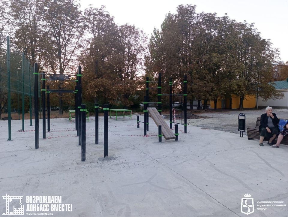 На спортивной площадке школы № 6 в Амвросиевке продолжается ремонт На спортивной площадке школы № 6 в Амвросиевке продолжается ремонт