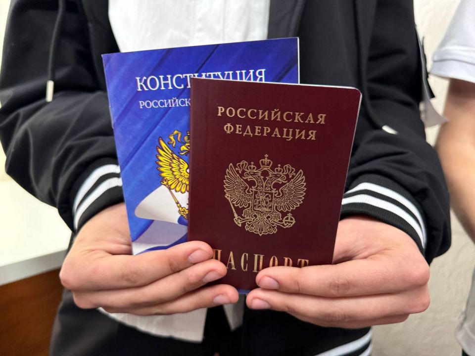 Александр Шатов: В Шахтерске вручили паспорта 14-летним гражданам Александр Шатов: В Шахтерске вручили паспорта 14-летним гражданам