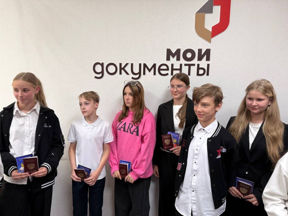 Александр Шатов: В Шахтерске вручили паспорта 14-летним гражданам Александр Шатов: В Шахтерске вручили паспорта 14-летним гражданам