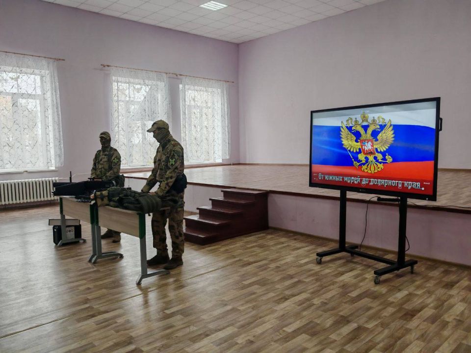 Денис Зубов: СВОим примером!. Сегодня, 29 сентября, в ГБОУ "СШ №13" состоялась встреча администрации городского округа Иловайск, совместно с военнослужащими Росгвардии с учащимися старших классов Денис Зубов: СВОим примером!. Сегодня, 29 сентября, в ГБОУ "СШ №13" состоялась встреча администрации городского округа Иловайск, совместно с военнослужащими Росгвардии с учащимися старших классов