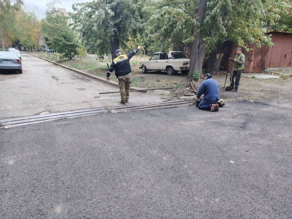 Александр Шатов: Администрация округа совместно с коммунальными предприятиями Шахтерска выполнила работы по восстановлению решетки ливневой канализации в районе многоквартирного жилого дома 3 микрорайона 7 Александр Шатов: Администрация округа совместно с коммунальными предприятиями Шахтерска выполнила работы по восстановлению решетки ливневой канализации в районе многоквартирного жилого дома 3 микрорайона 7