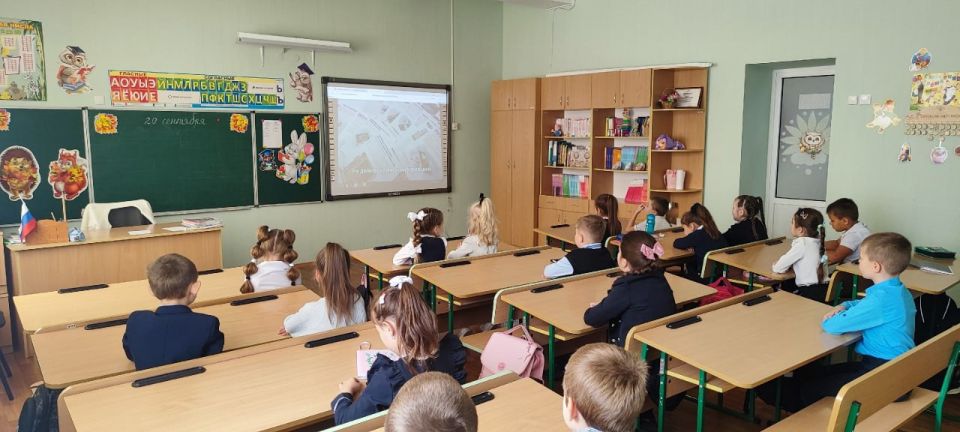 «Разговоры о важном». Утро в Тельмановской гимназии традиционно началось с торжественной линейки и почётного права выноса флага Российской Федерации и флага Донецкой Народной Республики юнармейцами-военно-патриотического... «Разговоры о важном». Утро в Тельмановской гимназии традиционно началось с торжественной линейки и почётного права выноса флага Российской Федерации и флага Донецкой Народной Республики юнармейцами-военно-патриотического...