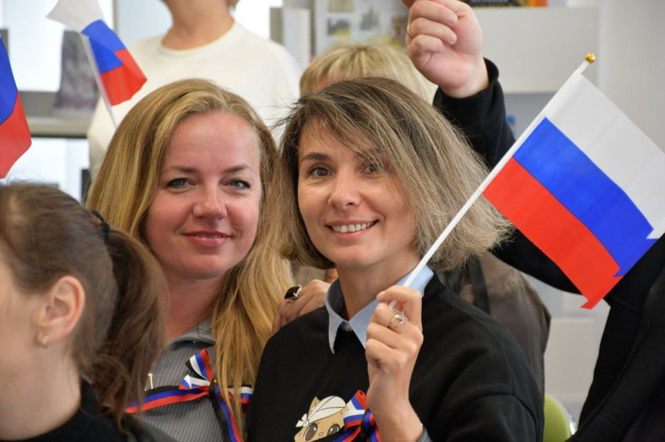 Представители женского клуба «Вектор жизни – работа для СВОих» при городском центре занятости города Дебальцево совместно с Советом женщин Дебальцево приняли участие в торжественном мероприятии, посвящённом Дню воссоединения... Представители женского клуба «Вектор жизни – работа для СВОих» при городском центре занятости города Дебальцево совместно с Советом женщин Дебальцево приняли участие в торжественном мероприятии, посвящённом Дню воссоединения...