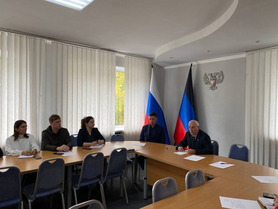 Сегодня провел заседание штаба по здравоохранению с главным врачом ГБУ ДНР «ЦГБ г. Харцызска» Андреем Медведевым, сотрудниками Администрации, депутатами и представителями некоммерческих организаций, где были рассмотрены... Сегодня провел заседание штаба по здравоохранению с главным врачом ГБУ ДНР «ЦГБ г. Харцызска» Андреем Медведевым, сотрудниками Администрации, депутатами и представителями некоммерческих организаций, где были рассмотрены...