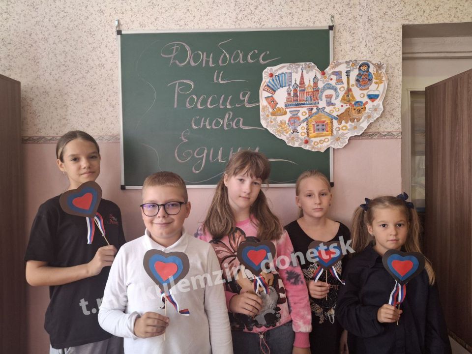 В школах искусств и художественной школе нашего города прошёл яркий марафон мастер-классов «Душой и сердцем едины», приуроченный ко Дню воссоединения Донецкой Народной Республики с Россией! В школах искусств и художественной школе нашего города прошёл яркий марафон мастер-классов «Душой и сердцем едины», приуроченный ко Дню воссоединения Донецкой Народной Республики с Россией!