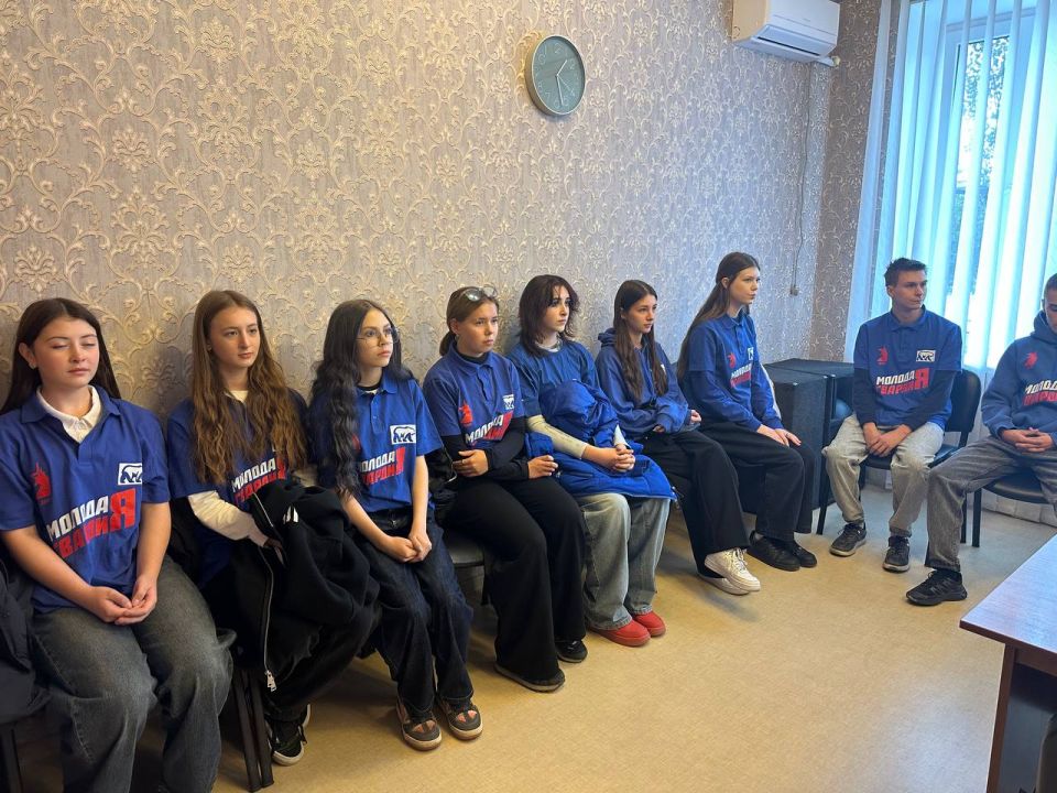 Депутаты Торезского городского совета совместно с Главой муниципального образования городской округ Торез Артемом Чесноковым поздравили активистов МГЕР с Днем воссоединения Донецкой Народной Республики, Луганской Народной... Депутаты Торезского городского совета совместно с Главой муниципального образования городской округ Торез Артемом Чесноковым поздравили активистов МГЕР с Днем воссоединения Донецкой Народной Республики, Луганской Народной...