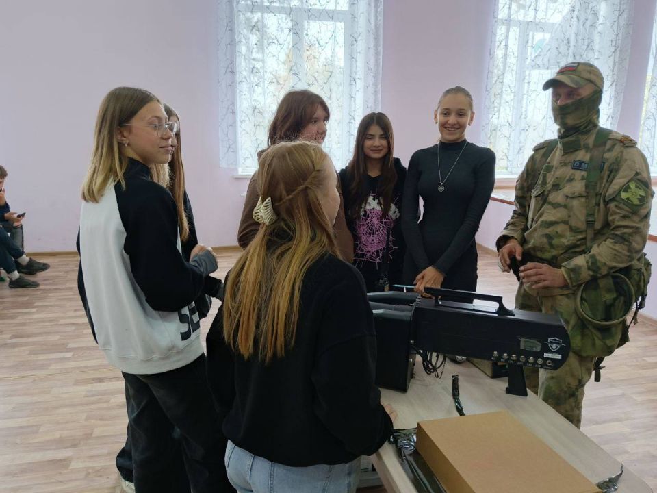 Денис Зубов: СВОим примером!. Сегодня, 29 сентября, в ГБОУ "СШ №13" состоялась встреча администрации городского округа Иловайск, совместно с военнослужащими Росгвардии с учащимися старших классов Денис Зубов: СВОим примером!. Сегодня, 29 сентября, в ГБОУ "СШ №13" состоялась встреча администрации городского округа Иловайск, совместно с военнослужащими Росгвардии с учащимися старших классов