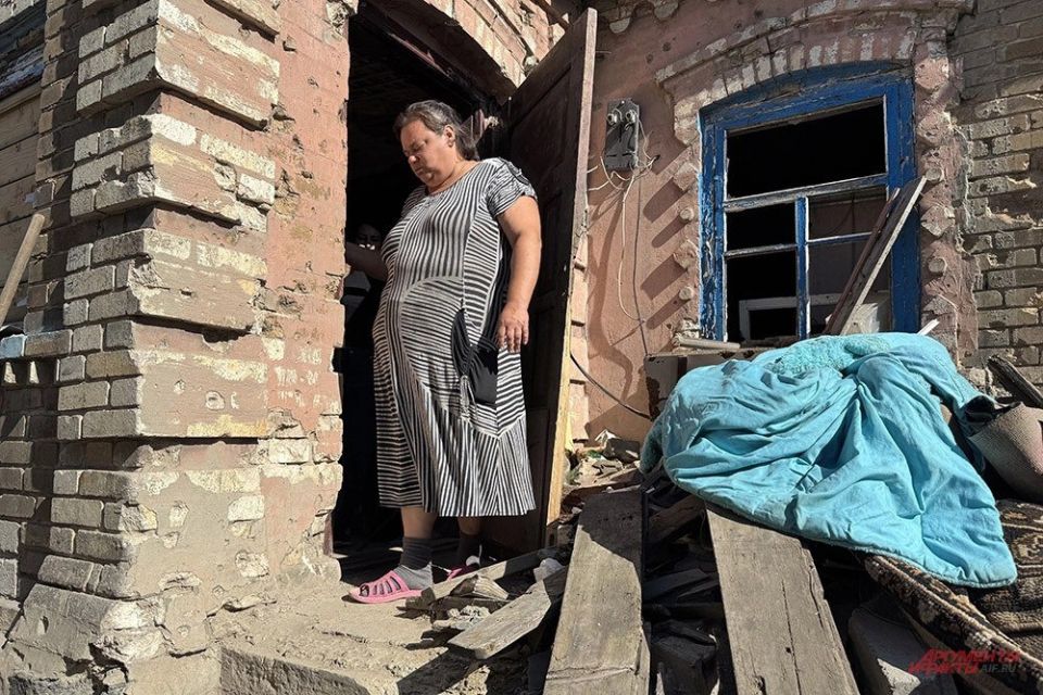 «Мэр» на руинах. Единственный житель разрушенной Марьинки готовится к зиме «Мэр» на руинах. Единственный житель разрушенной Марьинки готовится к зиме