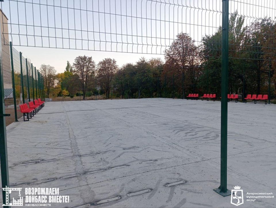 На спортивной площадке школы № 6 в Амвросиевке продолжается ремонт На спортивной площадке школы № 6 в Амвросиевке продолжается ремонт