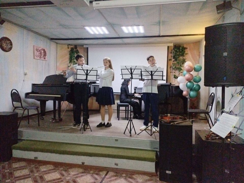 В Кировском прошел концерт в честь дня воссоединения Донбасса с Россией В Кировском прошел концерт в честь дня воссоединения Донбасса с Россией
