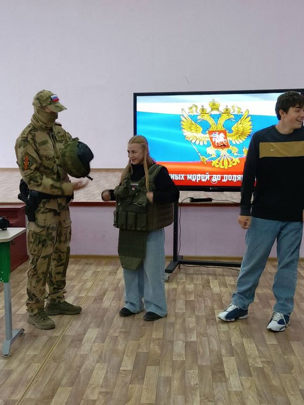 Денис Зубов: СВОим примером!. Сегодня, 29 сентября, в ГБОУ "СШ №13" состоялась встреча администрации городского округа Иловайск, совместно с военнослужащими Росгвардии с учащимися старших классов Денис Зубов: СВОим примером!. Сегодня, 29 сентября, в ГБОУ "СШ №13" состоялась встреча администрации городского округа Иловайск, совместно с военнослужащими Росгвардии с учащимися старших классов