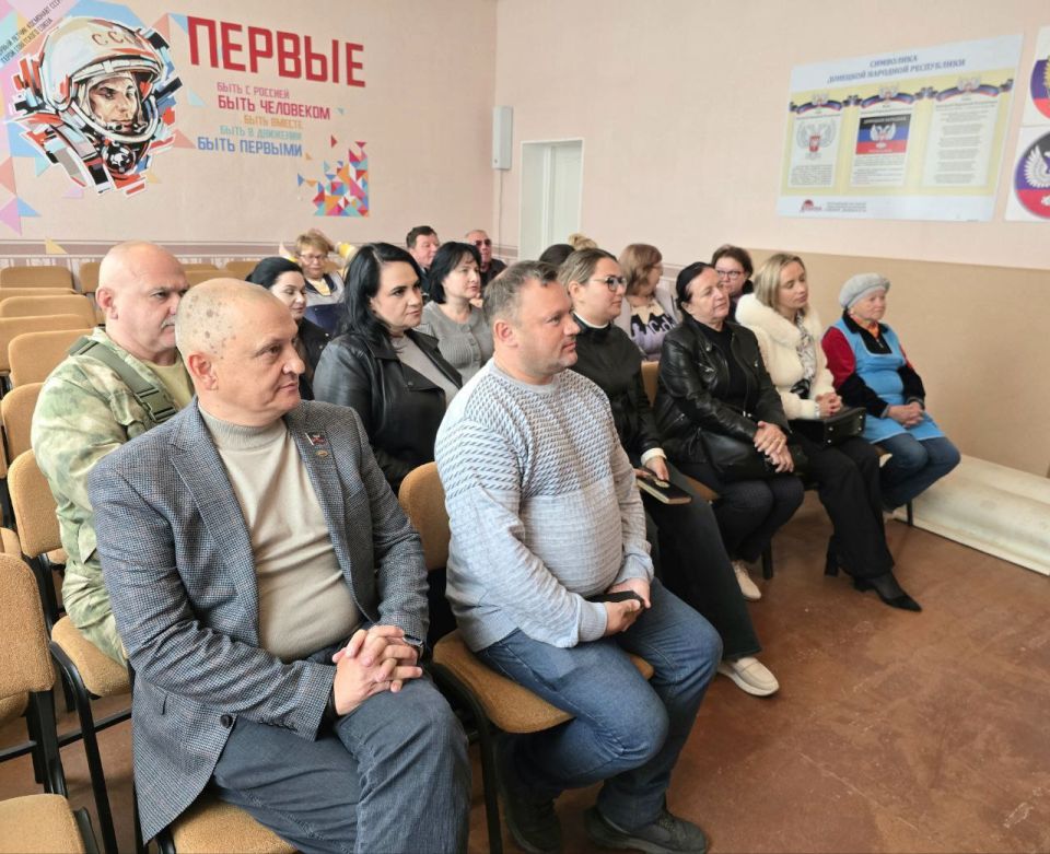 Дмитрий Огилец: По поручению Главы Донецкой Народной Республики совместно с временно исполняющий полномочия главы городского округа Харцызск Евгением Валентиновичем Поплавским провели встречу с трудовым коллективом ГБОУ... Дмитрий Огилец: По поручению Главы Донецкой Народной Республики совместно с временно исполняющий полномочия главы городского округа Харцызск Евгением Валентиновичем Поплавским провели встречу с трудовым коллективом ГБОУ...