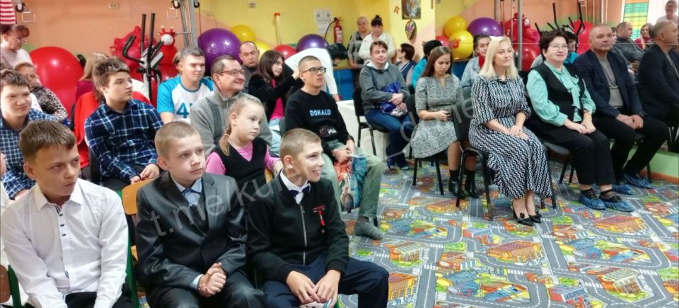 «Мы едины — мы сильны»!. Активисты партии «Единая Россия», накануне Дня воссоединения Донецкой Народной Республики с Российской Федерацией, посетили воспитанников реабилитационного центра «С надеждой на будущее», разделив с... «Мы едины — мы сильны»!. Активисты партии «Единая Россия», накануне Дня воссоединения Донецкой Народной Республики с Российской Федерацией, посетили воспитанников реабилитационного центра «С надеждой на будущее», разделив с...