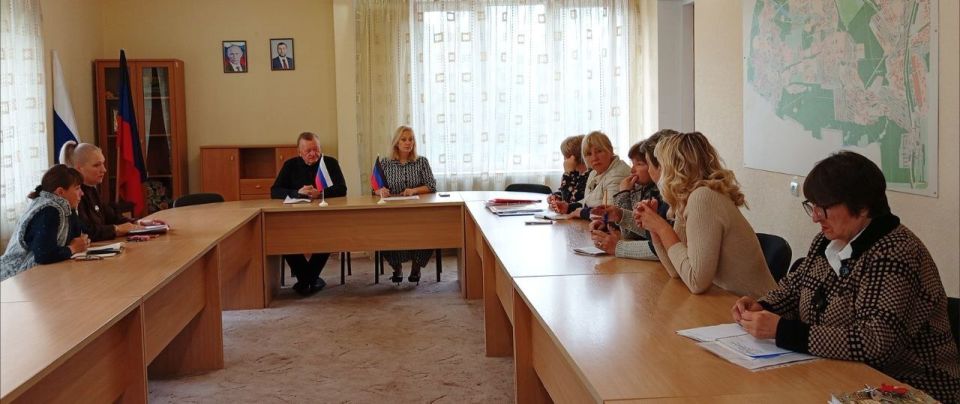 Сегодня, 29 сентября, руководитель Управы Петровского внутригородского района Администрации городского округа Донецк Наталья Бегуненко провела рабочее совещание, в котором приняли участие заместитель руководителя Управы... Сегодня, 29 сентября, руководитель Управы Петровского внутригородского района Администрации городского округа Донецк Наталья Бегуненко провела рабочее совещание, в котором приняли участие заместитель руководителя Управы...