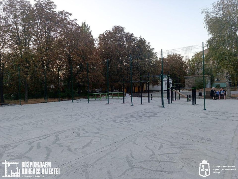 На спортивной площадке школы № 6 в Амвросиевке продолжается ремонт На спортивной площадке школы № 6 в Амвросиевке продолжается ремонт