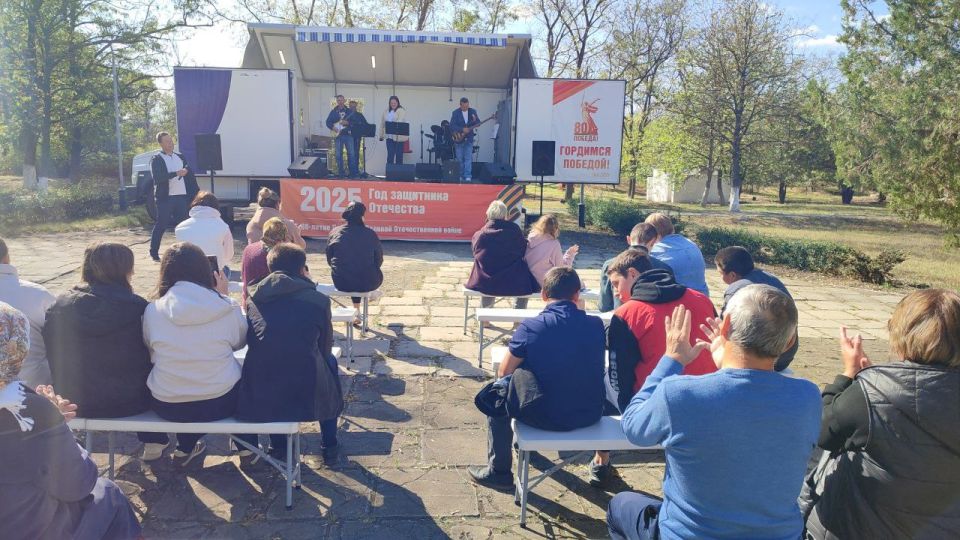 Патриотический концерт ВИА "УЛЕЙ" прошёл в селе Тополинное Патриотический концерт ВИА "УЛЕЙ" прошёл в селе Тополинное