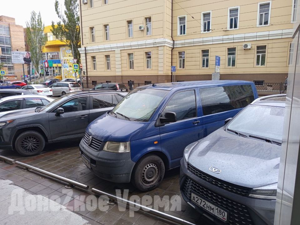 Стоянка и остановка запрещены? Автомобили на Садовом и Постышева припаркованы прямо под знаками Стоянка и остановка запрещены? Автомобили на Садовом и Постышева припаркованы прямо под знаками