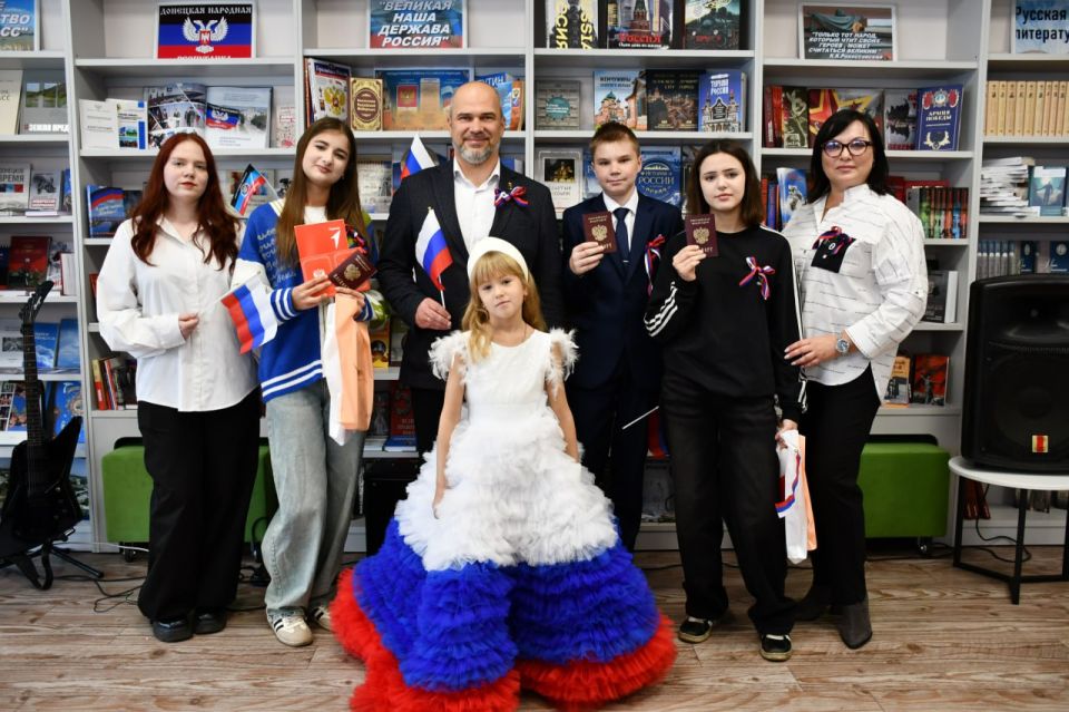 «Мы - граждане России!». В городе Дебальцево состоялась торжественная церемония вручения паспортов Российской Федерации «Мы - граждане России!». В городе Дебальцево состоялась торжественная церемония вручения паспортов Российской Федерации