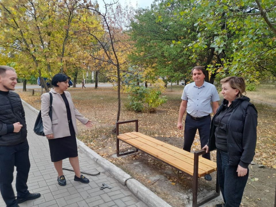 Иван Приходько: В Горловке установили скамьи около МФЦ в рамках партийного проекта Единой России «Городская среда» Иван Приходько: В Горловке установили скамьи около МФЦ в рамках партийного проекта Единой России «Городская среда»