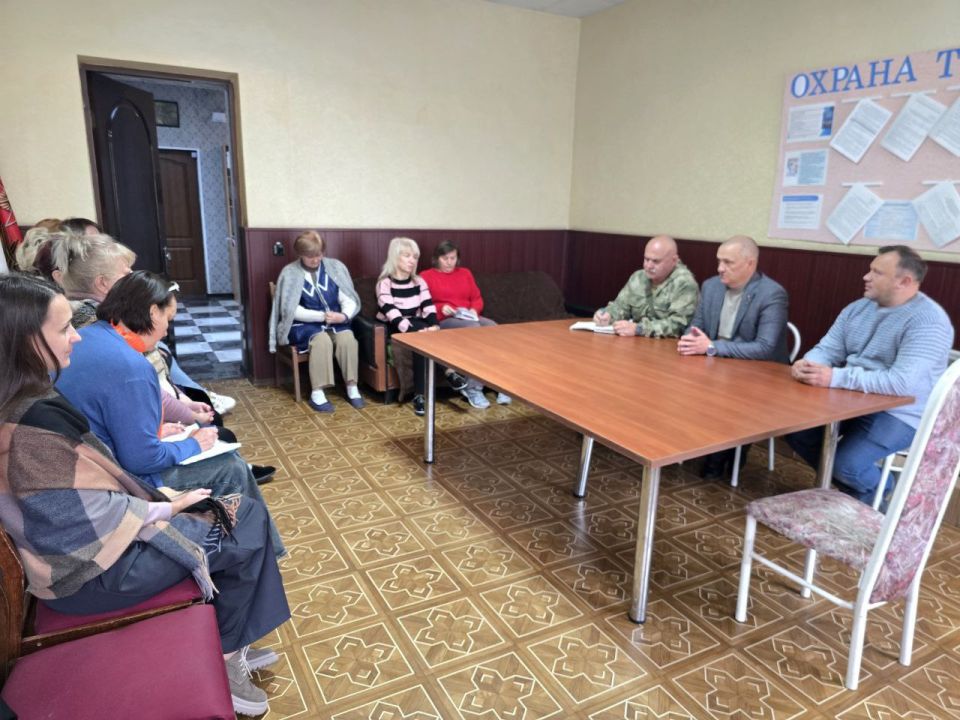 Дмитрий Огилец: По поручению Главы Донецкой Народной Республики вместе со своими золотыми помощниками и начальником управления образования администрации города Харцызска Осиповым Николаем Сергеевичем провели встречу с... Дмитрий Огилец: По поручению Главы Донецкой Народной Республики вместе со своими золотыми помощниками и начальником управления образования администрации города Харцызска Осиповым Николаем Сергеевичем провели встречу с...