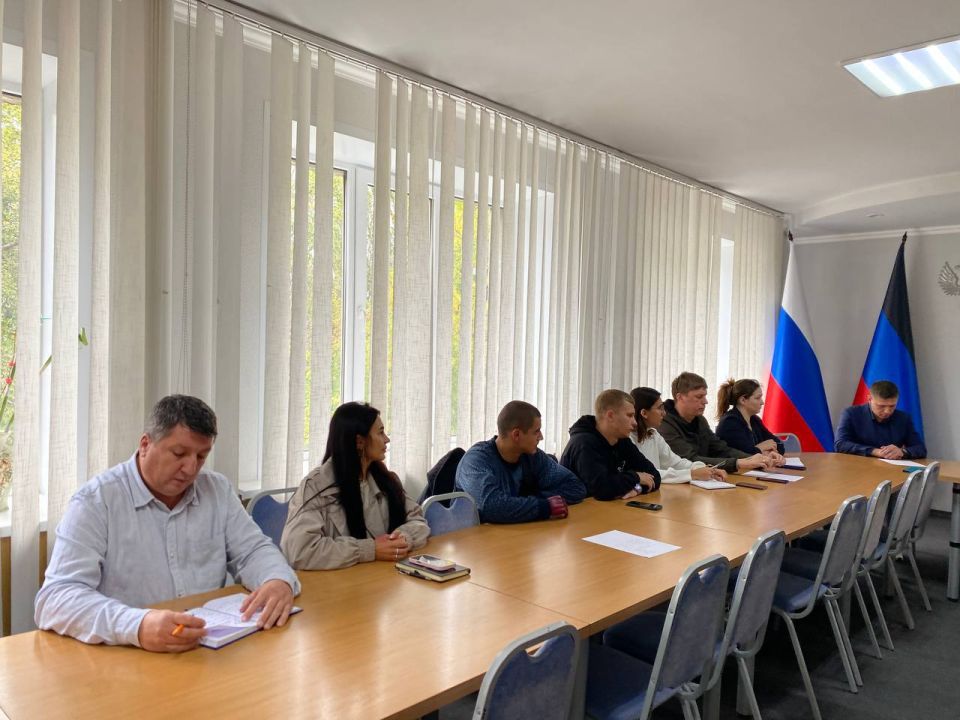 Сегодня провел заседание штаба по здравоохранению с главным врачом ГБУ ДНР «ЦГБ г. Харцызска» Андреем Медведевым, сотрудниками Администрации, депутатами и представителями некоммерческих организаций, где были рассмотрены... Сегодня провел заседание штаба по здравоохранению с главным врачом ГБУ ДНР «ЦГБ г. Харцызска» Андреем Медведевым, сотрудниками Администрации, депутатами и представителями некоммерческих организаций, где были рассмотрены...