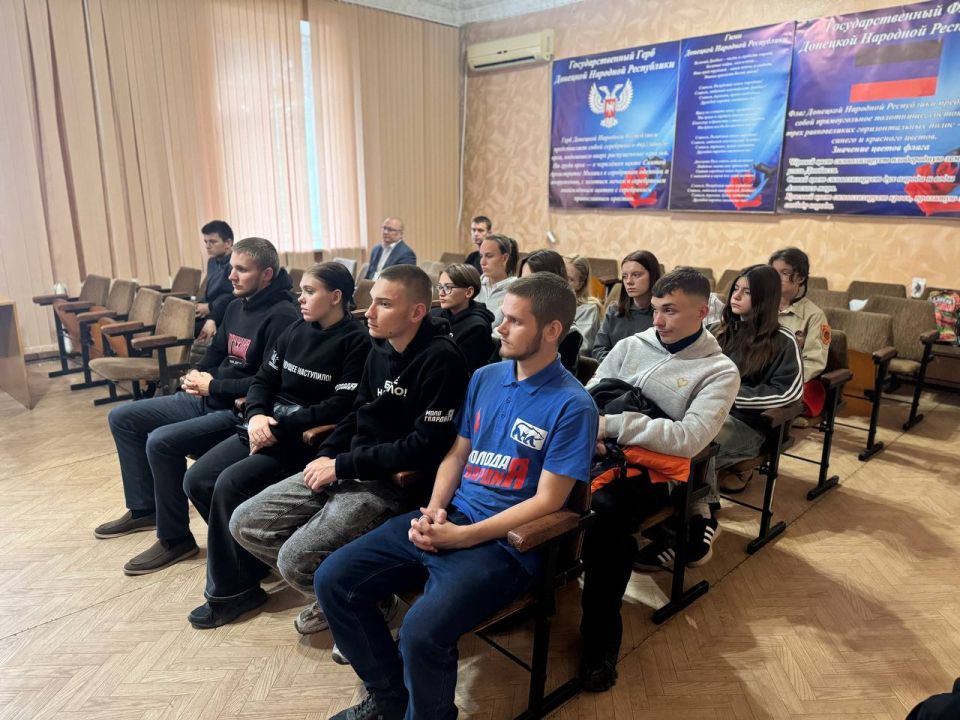 По партпроекту «Моя карьера с Единой Россией» в Снежном прошла встреча, объединившая активную молодежь и представителей власти По партпроекту «Моя карьера с Единой Россией» в Снежном прошла встреча, объединившая активную молодежь и представителей власти