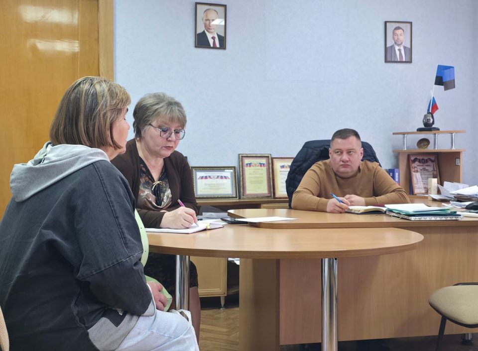 В понедельник, 29 сентября, руководитель Управы Куйбышевского внутригородского района Администрации городского округа Донецк Иван Адамец провел плановый прием граждан В понедельник, 29 сентября, руководитель Управы Куйбышевского внутригородского района Администрации городского округа Донецк Иван Адамец провел плановый прием граждан