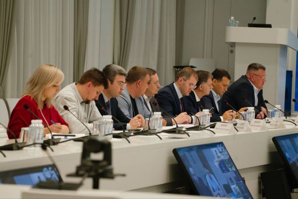 Глава Минстроя России Ирек Файзуллин провел расширенное совещание по ситуации с водоснабжением на Донбассе Глава Минстроя России Ирек Файзуллин провел расширенное совещание по ситуации с водоснабжением на Донбассе