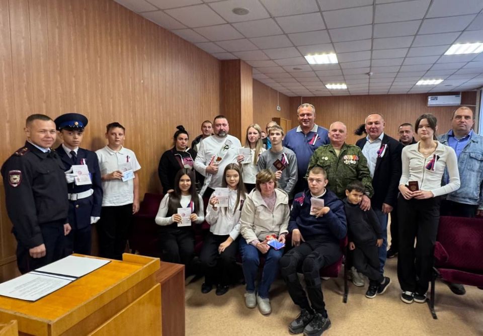 В Донецке полицейские вручили паспорта юным гражданам России В Донецке полицейские вручили паспорта юным гражданам России