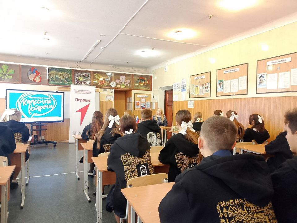 Поговорим о важном. В преддверии Дня воссоединения с Российской Федерацией, в школе №2 прошла «Классная встреча» с заместителем председателя Енакиевского городского совета – Деменковой Анной Анатольевной Поговорим о важном. В преддверии Дня воссоединения с Российской Федерацией, в школе №2 прошла «Классная встреча» с заместителем председателя Енакиевского городского совета – Деменковой Анной Анатольевной