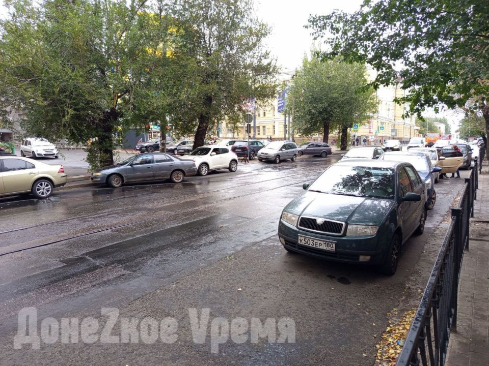 Стоянка и остановка запрещены? Автомобили на Садовом и Постышева припаркованы прямо под знаками Стоянка и остановка запрещены? Автомобили на Садовом и Постышева припаркованы прямо под знаками