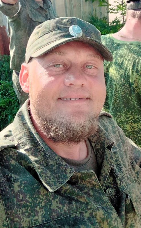В горловской школе состоялось торжественное открытие «Парты Героя» В горловской школе состоялось торжественное открытие «Парты Героя»
