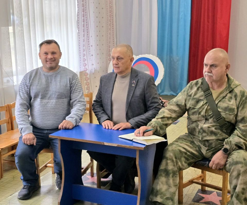 Дмитрий Огилец: По поручению Главы Донецкой Народной Республики вместе со своими золотыми помощниками и начальником управления образования администрации города Харцызска Осиповым Николаем Сергеевичем провели встречу с... Дмитрий Огилец: По поручению Главы Донецкой Народной Республики вместе со своими золотыми помощниками и начальником управления образования администрации города Харцызска Осиповым Николаем Сергеевичем провели встречу с...