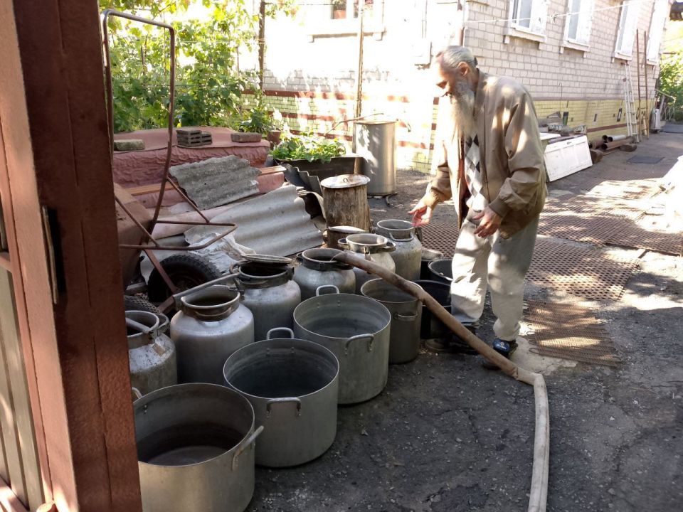 Для обеспечения водой жителей района Управой Кировского внутригородского района при поддержке региона-шефа Московская область ежедневно осуществляется подвоз воды для жителей домов, в которые в установленный графиком день не... Для обеспечения водой жителей района Управой Кировского внутригородского района при поддержке региона-шефа Московская область ежедневно осуществляется подвоз воды для жителей домов, в которые в установленный графиком день не...