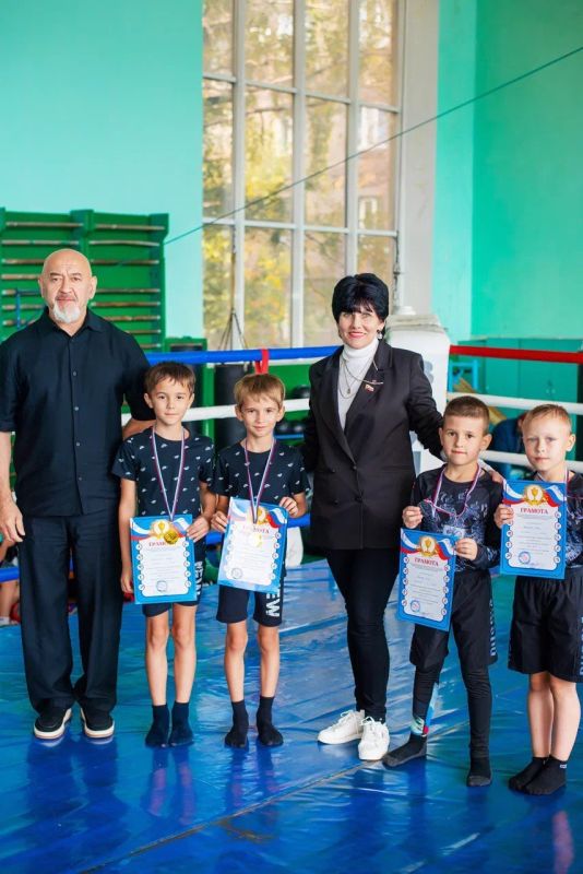 28 сентября в енакиевском ДК «40 лет Победы»прошли соревнования по кикбоксингу, приуроченные ко Дню воссоединения Донбасса с Россией! 28 сентября в енакиевском ДК «40 лет Победы»прошли соревнования по кикбоксингу, приуроченные ко Дню воссоединения Донбасса с Россией!