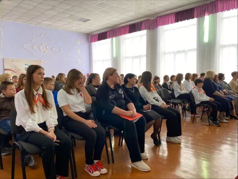 В горловской школе состоялось торжественное открытие «Парты Героя» В горловской школе состоялось торжественное открытие «Парты Героя»