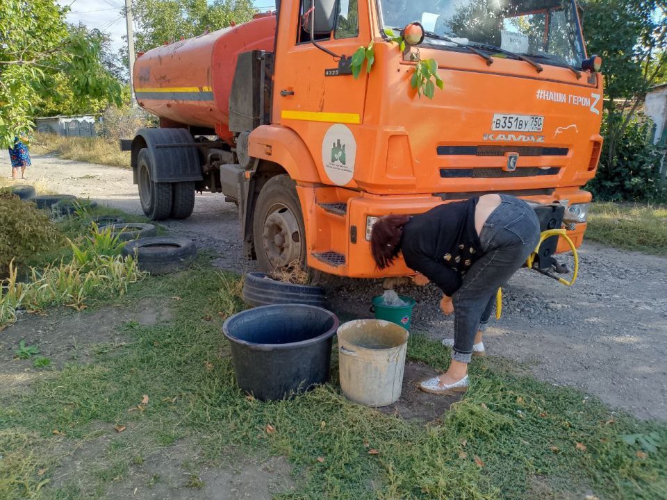 Для обеспечения водой жителей района Управой Кировского внутригородского района при поддержке региона-шефа Московская область ежедневно осуществляется подвоз воды для жителей домов, в которые в установленный графиком день не... Для обеспечения водой жителей района Управой Кировского внутригородского района при поддержке региона-шефа Московская область ежедневно осуществляется подвоз воды для жителей домов, в которые в установленный графиком день не...